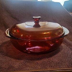 Pyrex Cranberry D18 round 2qt with lid. Rare and discontinued. EXCELLENT SHAPE!
